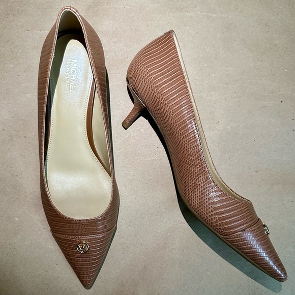 NEW Michael Kors Snake Embossed Brown Kitten Heels Pumps Size 8 - Picture 2 of 9